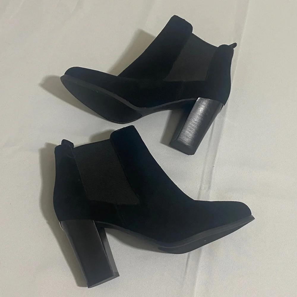 NWOB MICHAEL KORS Black Suede Pull-on Ankle Boots w MK Logo Women's Size 6M